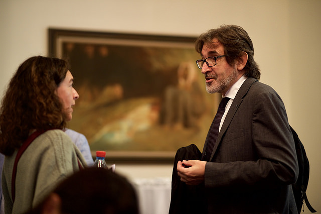 Arturo Larera, director of EFEverde taking with María García de la Fuente from the Spanish Association of environmental journalists (APIA)