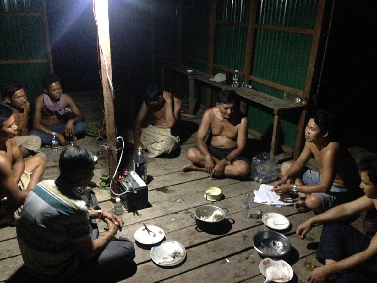 Casual dinner meeting between IUCN/FACT team and CFi committee at FCA patrol station in Kampong Phluk / IUCN Cambodia (Sorn Pheakdey)