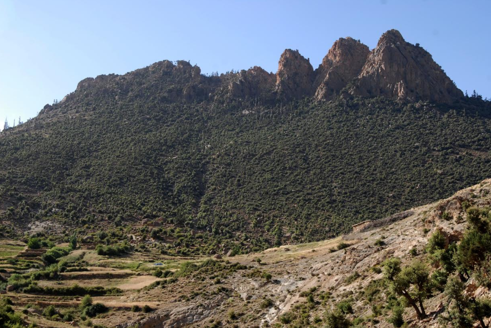 le Jbel Hayim, situé dans la partie centrale de la zone d’étude et emblématique avec ses trois dents qui culminent autour de 2700 m d’altitude