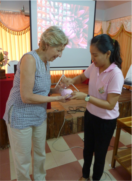 Julia Marton-Lefèvre receiving a gift from Mai Root Sub-district Headwoman Nassinee Intaraprasert