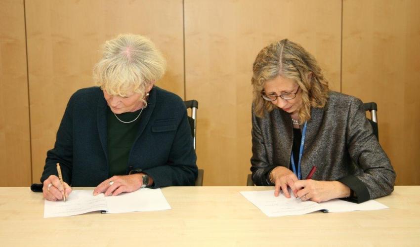 IUCN Director General Inger Andersen and BfN President Prof Dr Beate Jessel sign the new Partnership Agreement 