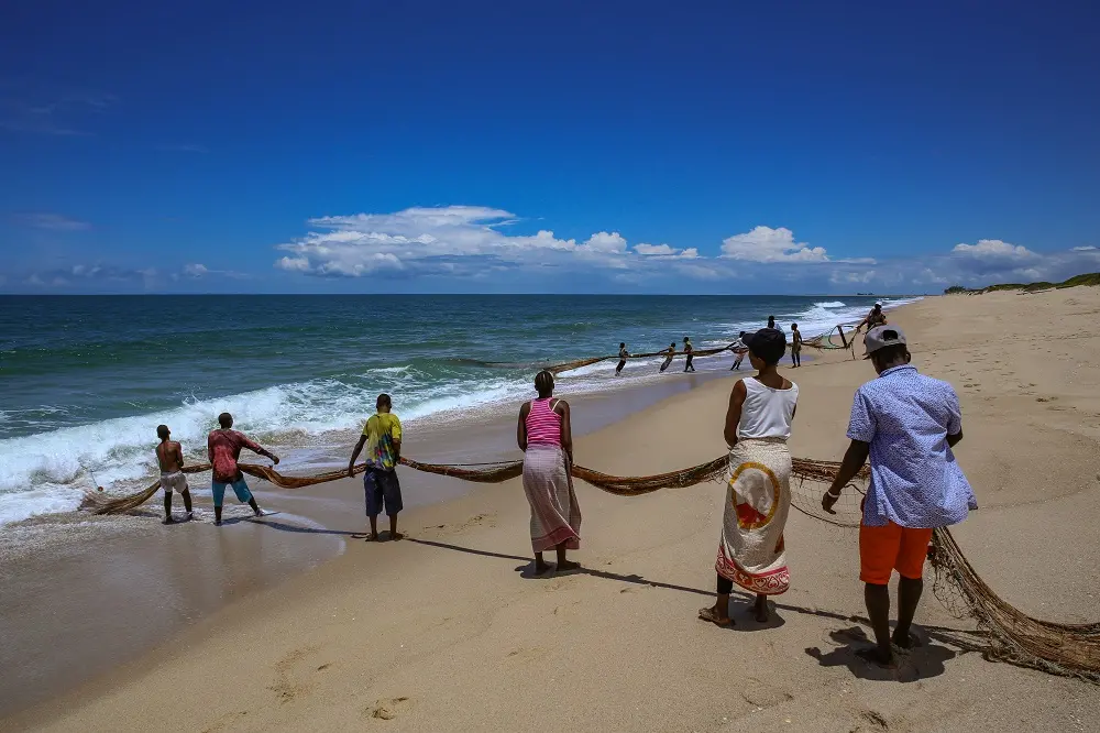Fishing in the Indian Ocean, Maputo, Mozambique (c) 777Stvolin, Shutterstock
