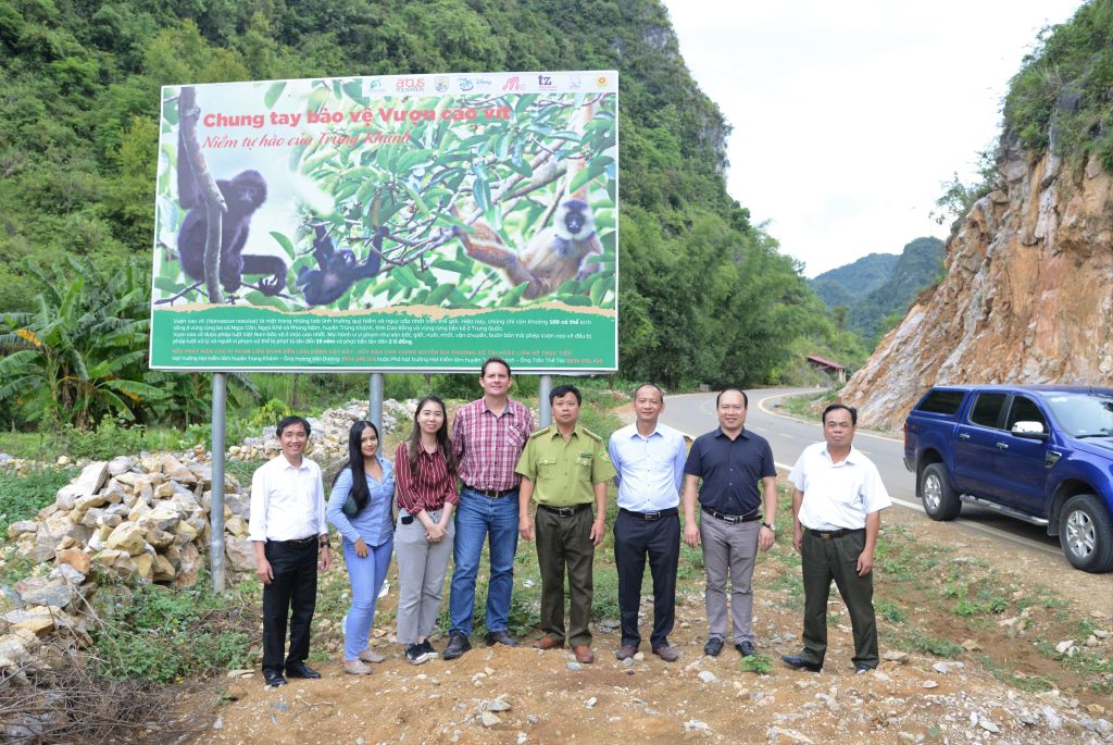 Representatives from IUCN, FFI and the FPD at the signboards in Cao-vit Gibbon Conservation Area