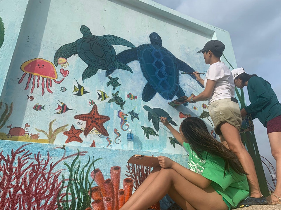 Volunteers painted murals to raise awareness on sea turtle conservation at Hon Cau MPA