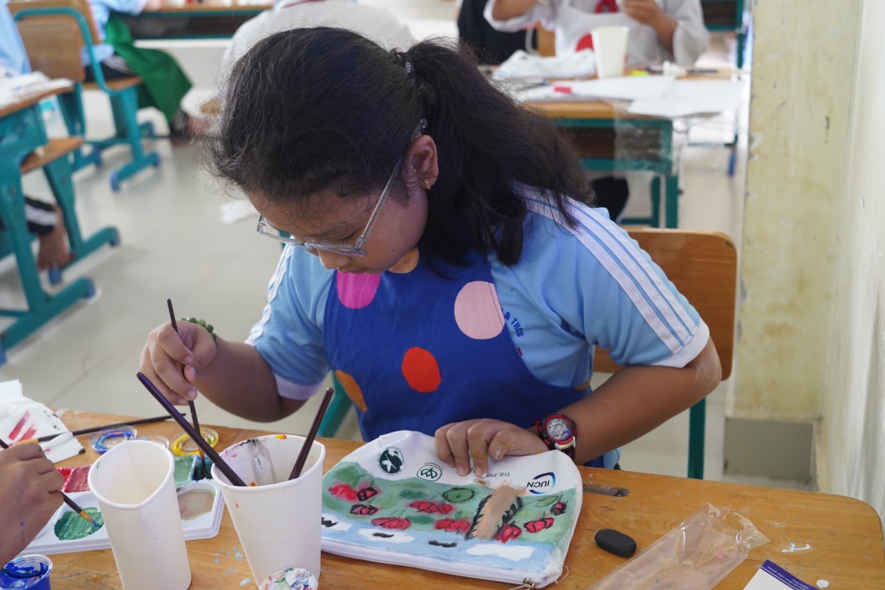 A student in Vinh Chau A school was drawing at the contest