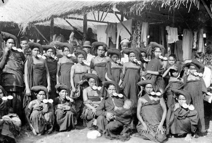 Batak women with traditional headwear in 1920 © kompasiana.com 