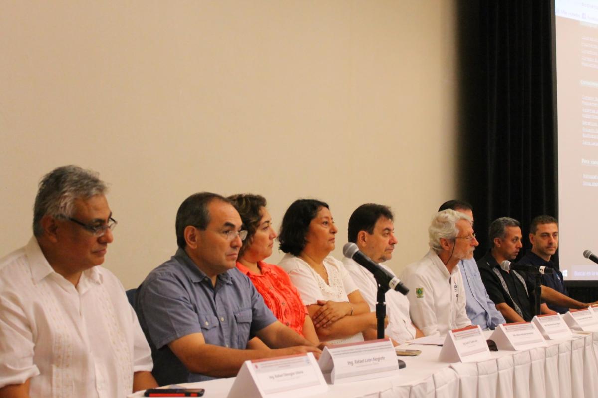 De izquierda a derecha: Ing. Rafael Obregón, Director General de Corredores Biológicos de CONABIO; Ing. Rafael León Negrete, Gerente Estatal en Quintana Roo de CONAFOR; Ing. Lucía G. Canto Lara, Gerente Estatal en Yucatán, CONAFOR