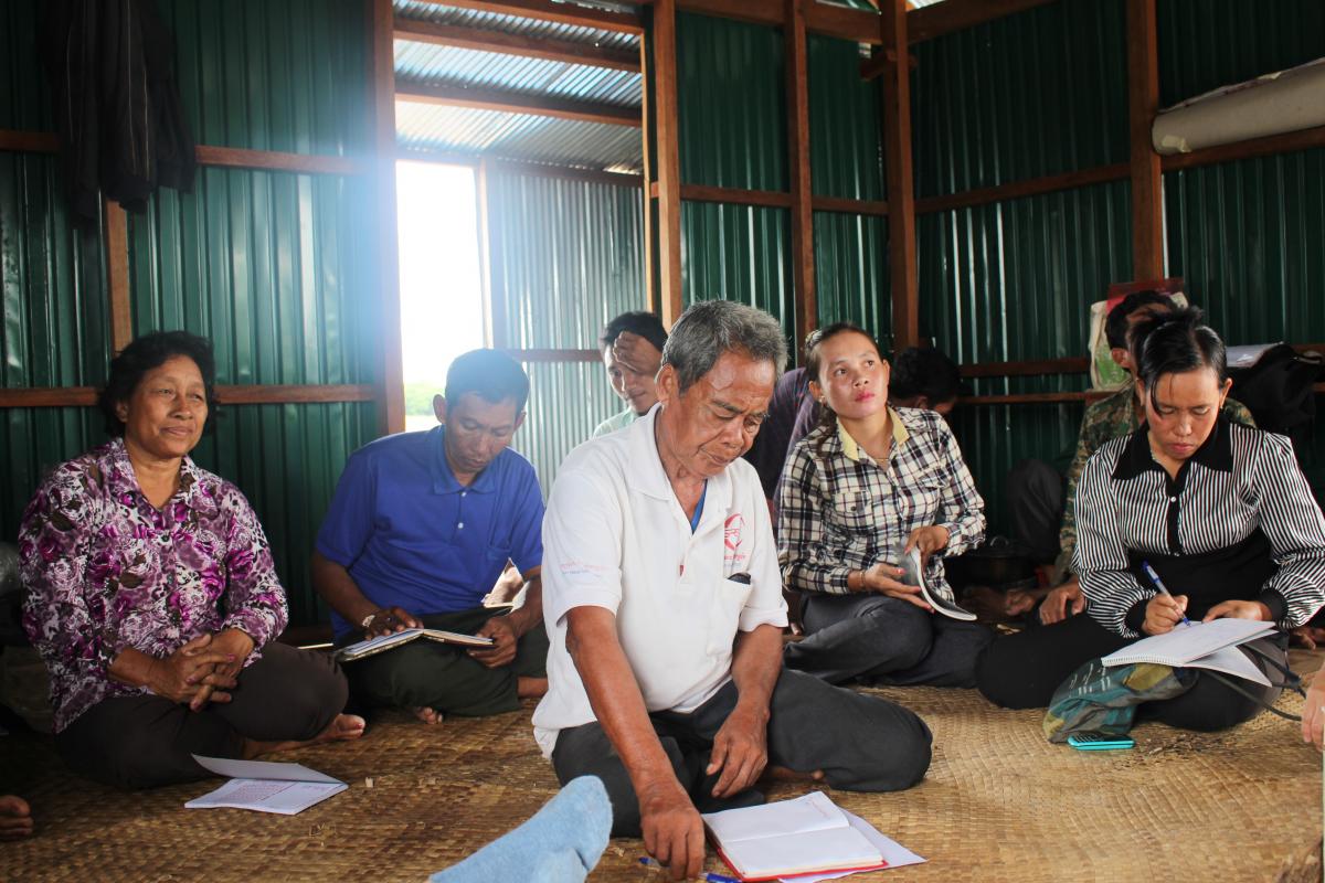 Meeting with commune council and local community on CIP 2017 for Kampong Phluk commune © IUCN Cambodia / Sorn Pheakdey