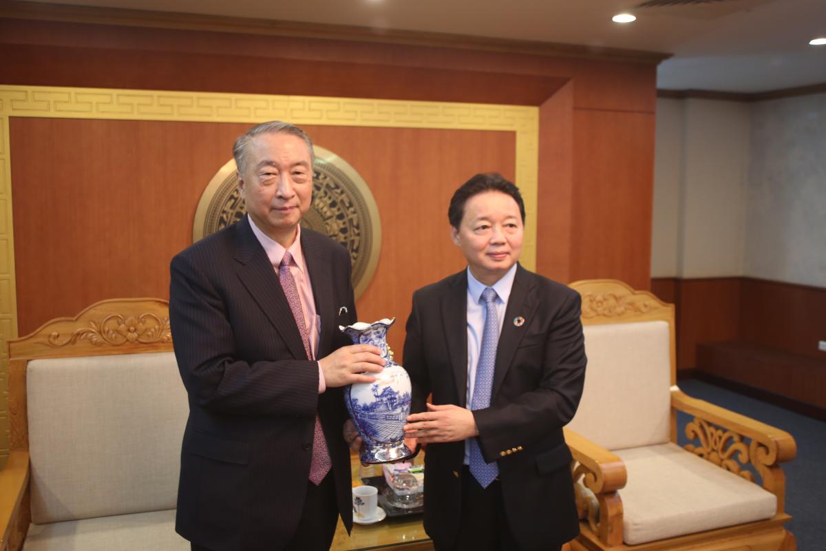 IUCN President Zhang Xinsheng and Minister for Natural Resources and Environment of Viet Nam, Dr. Tran Hong Ha 
