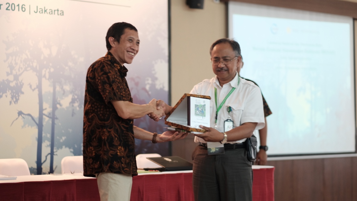 Dr. Nirarta Samadhi, Country Director, WRI Indonesia presents the Indonesian version of the ROAM book to Ir. Djati Witjaksono Hadi, Director, Watershed Management Planning and Evaluation at Ministry of Environment and Forestry 