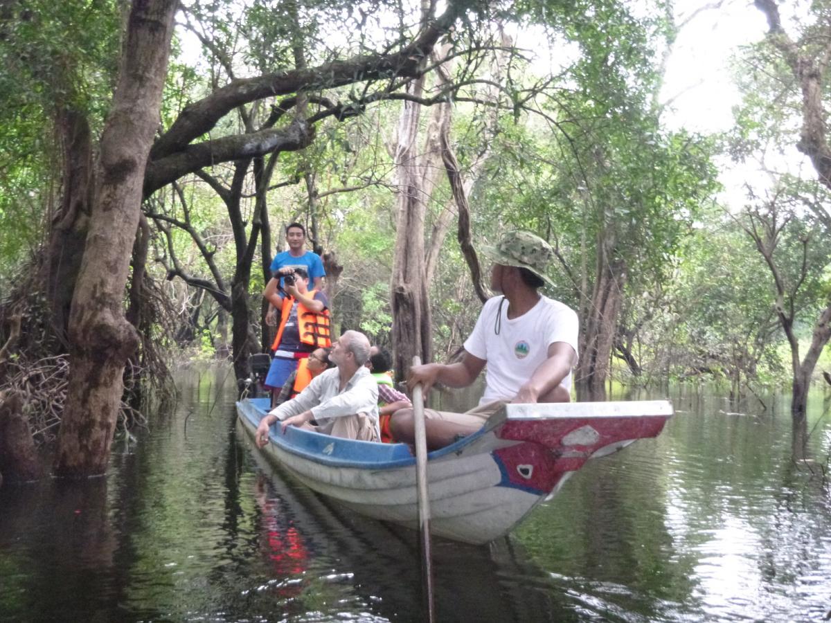 Boat trip in flooded forest in the Stung Sen core area 