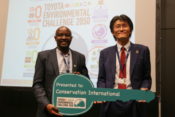 Car key handover ceremony from Toyota Motor Corporation to Conservation International