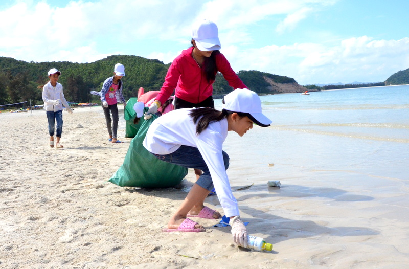 Local students joined the coastal cleanup on Minh Chau 