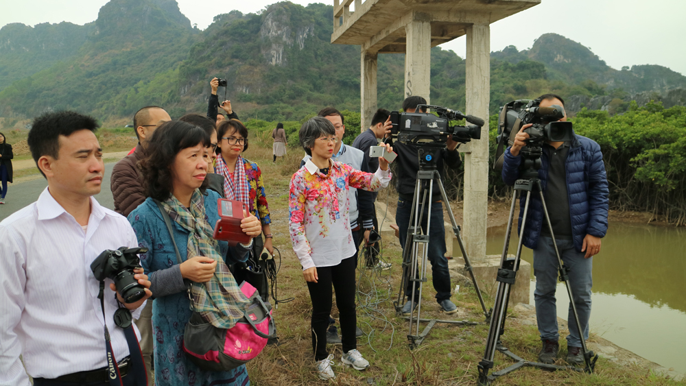 Journalists interviewing specialists in Xuan Dam area