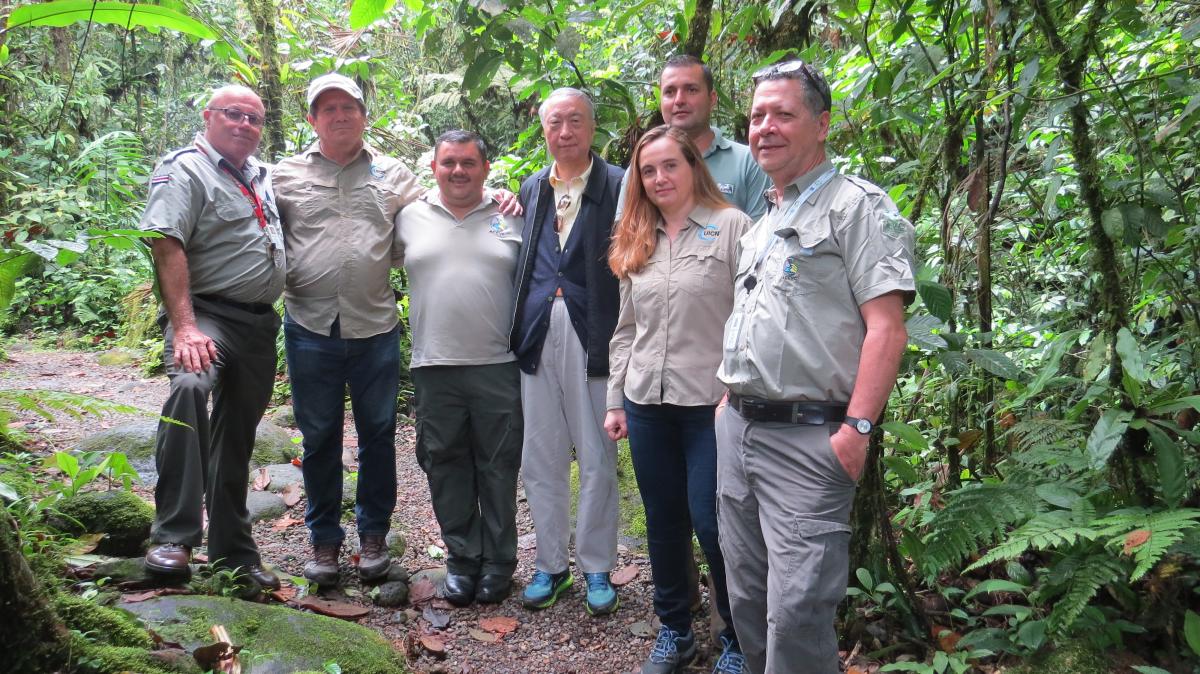 El Presidente Zhang compartió con funcionarios del Área de Conservación Cordillera Volcánica Central destacados en el Parque Nacional Braulio Carrillo