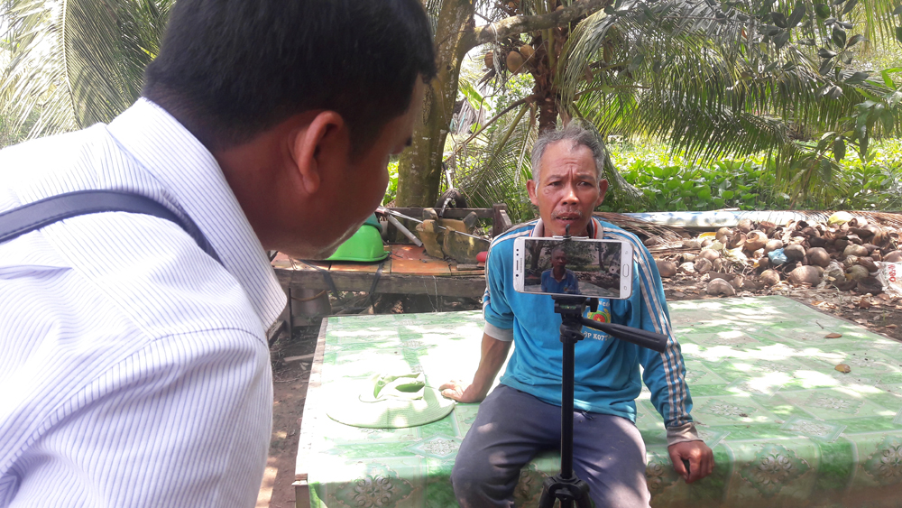 A trainer learnt how to interview the owner of guava farm in U Minh Thuong