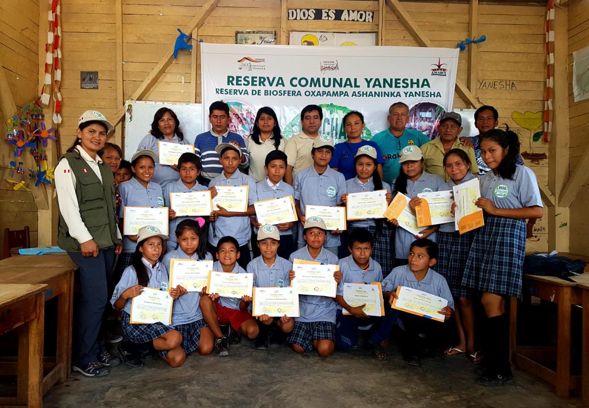 Celsa Ortiz, Yanesha ranger, awards certificates to Yanesha students