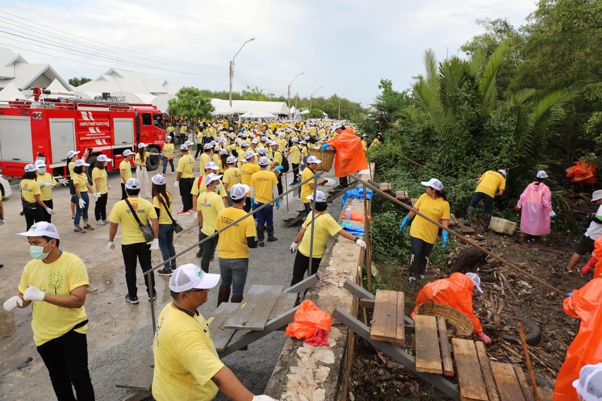 Volunteer collectors and conveyors work together to clean the area
