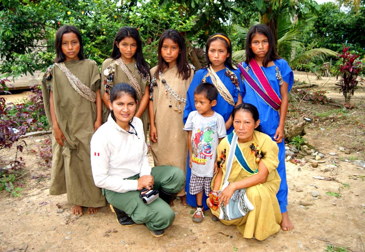 Celsa Ortiz, Yanesha ranger, with Yanesha village girls