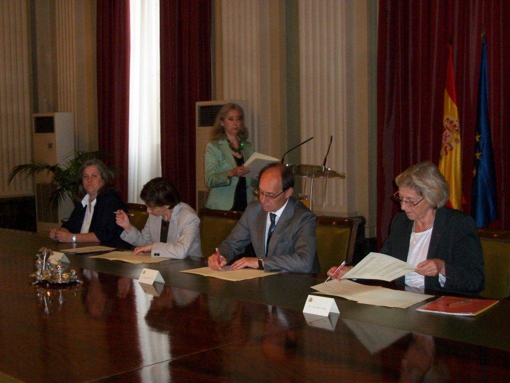 Firma del Acuerdo entre UICN y las autoridades españolas - 25 de mayo de 2010 para el Centro de Cooperación del Mediterráneo en Málaga