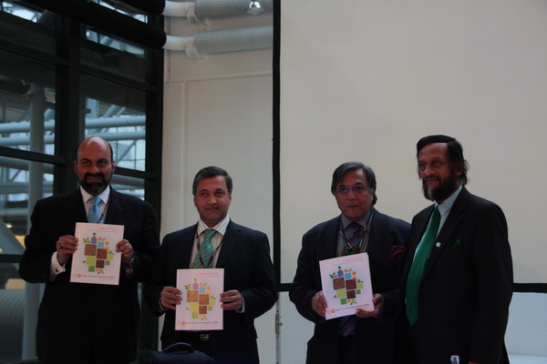 Copenhagen: Federal Minister for Environment,
Hameedullah Jan Afridi and members of the Pakistan delegation to the Copenhagen Climate Change conference seen here with Nobel Laureate Dr. Rajendra Kumar Pachauri, Chairman IPCC.