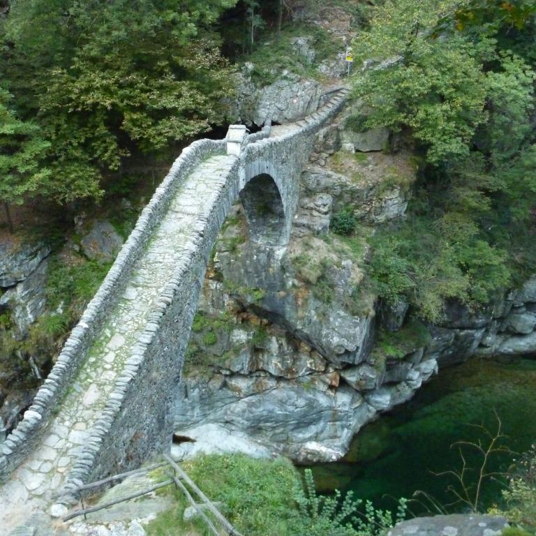 The “Roman bridge”, built in the 16th century in the Centovalli