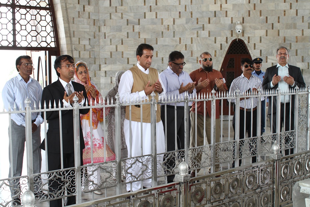 Mr. Malik Amin Aslam paid a visit to the mausoleum of Quaid-e-Azam Muhammad Ali Jinnah and offered fateha