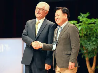 IUCN Director General and Governor of Jeju Self-Governing Province at IUCN Leaders Forum Jeju 2022