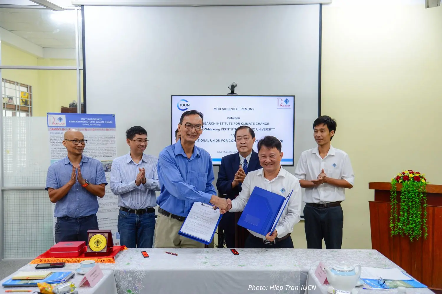 Dr. Andrew Wyatt (left), Deputy Head of IUCN Lower Mekong subregions and Prof. Van Pham Dang Tri, Director of DRAGON Institute signed MOU 