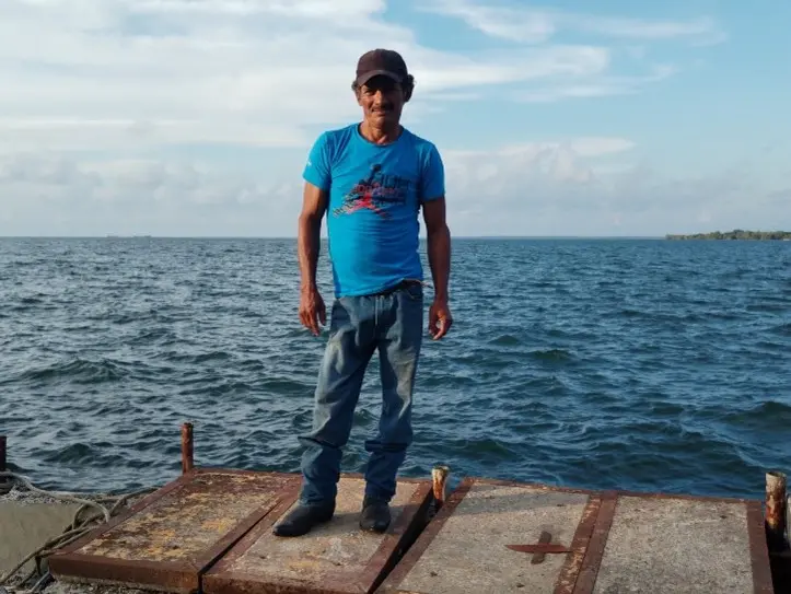 Benedicto Cordón es el presidente de APSI. Con una experiencia de más de 42 años como pescador artesanal en Puerto Barrios, conoce las necesidades del sector y trabaja activamente para mejorar las condiciones de vida de su colectivo.