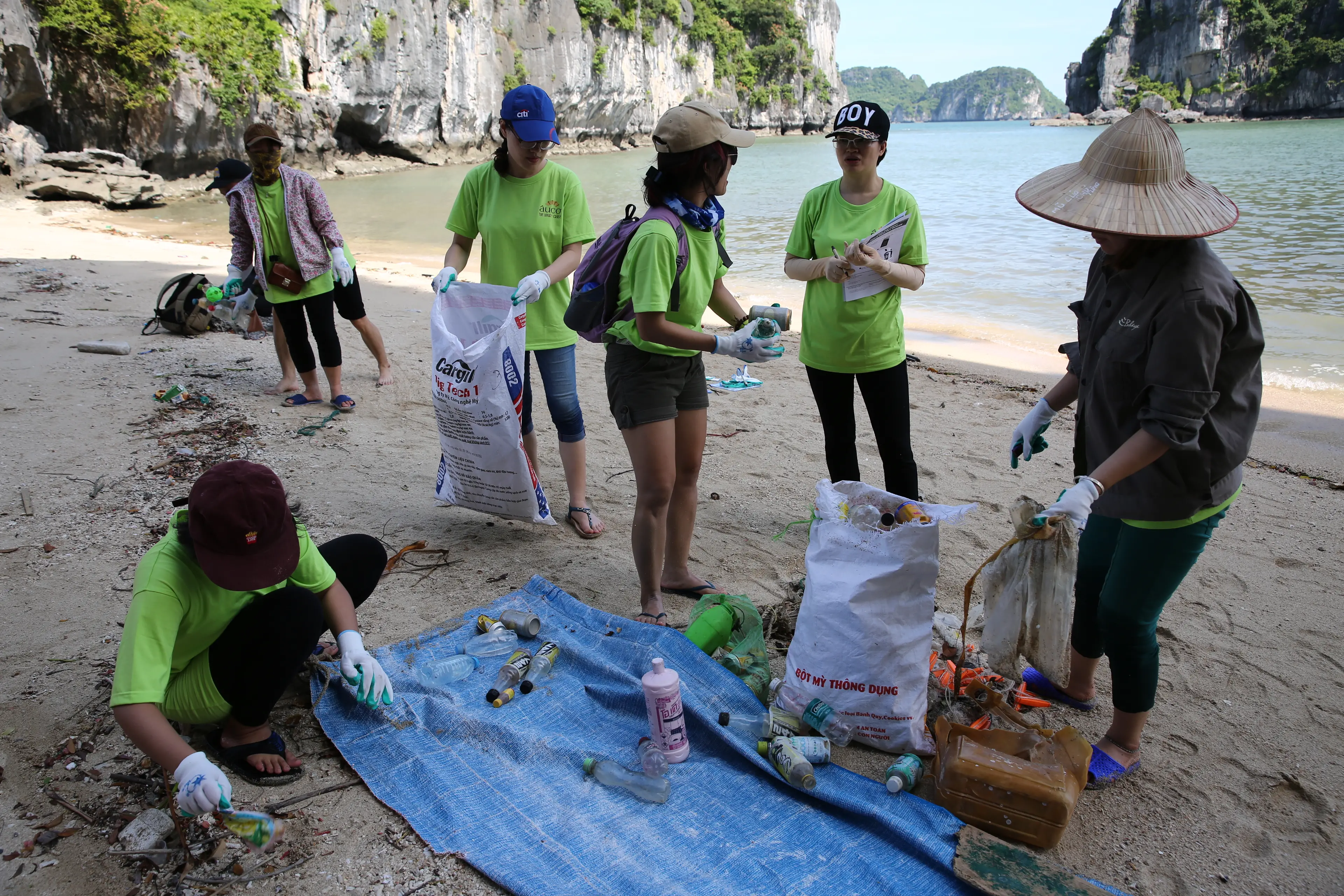 Volunteers are classifying trashes during the coastal cleanup organized by IUCN, Bhaya in June 2016 © IUCN Viet Nam 