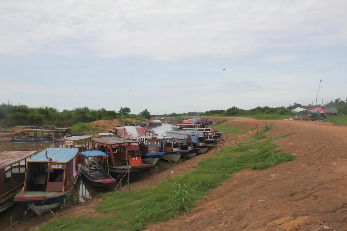 Over 200 tourist boats wait for visitors in Kampong Phluk / IUCN Cambodia (Sorn Pheakdey)