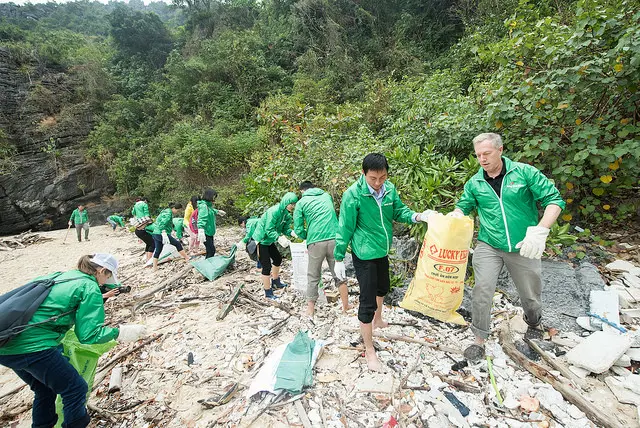 US Ambassador Ted Osius (right) joined the coastal clean up with volunteers 