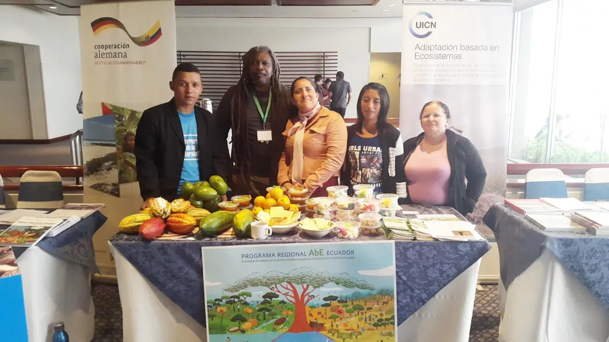 Miembros de las comunidades de Honorato Vásquez y Membrillal, de la provincia de Manabí (Ecuador) junto a participantes del evento.