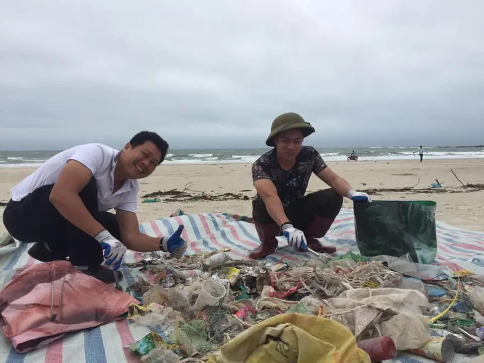 Staff in Bai Tu Long NP were separating beach debris for making data 