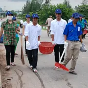 Volunteers clean up their community to kick off the waste management summer campaign